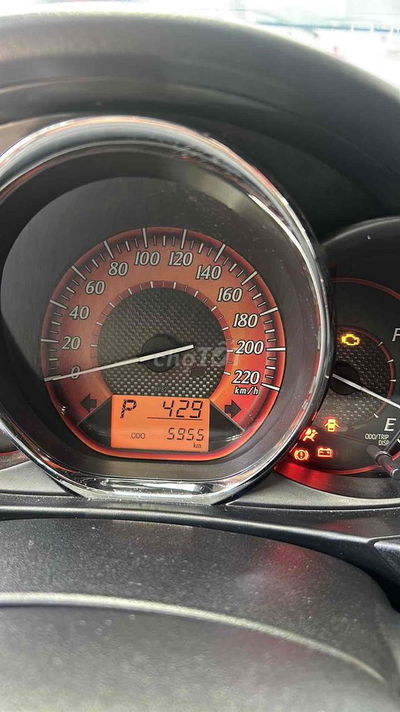 Toyota Yaris trùm mền