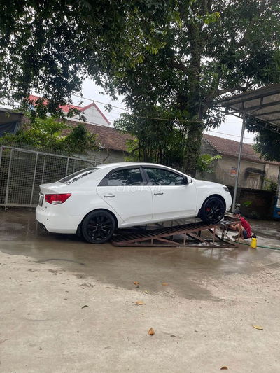 Kia Cerato 5 chỗ màu Trắng