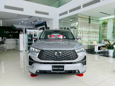 Toyota Innova Cross HEV giao ngay