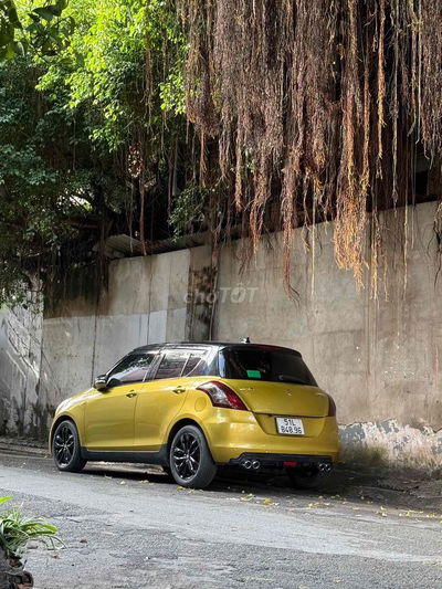 Suzuki Swift RS Vàng 5 chỗ