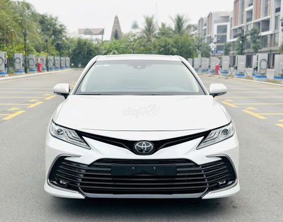 Toyota Camry 2.0Q 2023 Trắng 51,000 km cực đẹp.