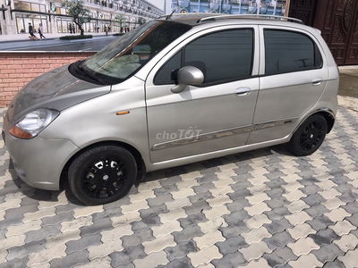 Chevrolet Spark 5 chỗ màu Bạc