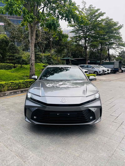 Toyota Camry 2025 mới giảm 100% phí trước bạ