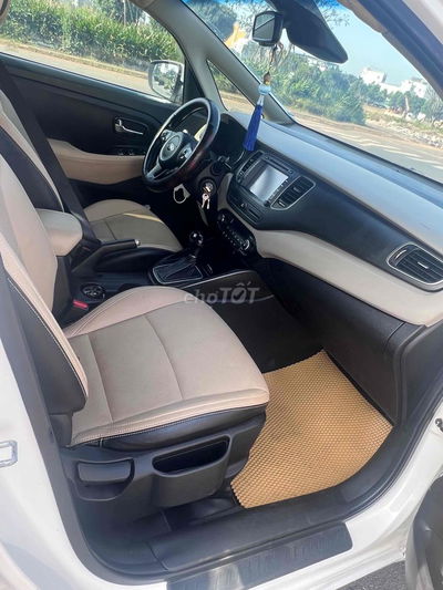KIA RONDO 7 chỗ 2017 Trắng Tự động . xe gia đình