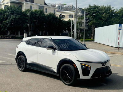 VinFast VF7 2025 Eco 9000 km