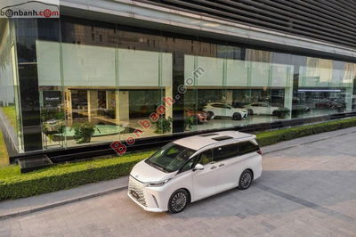 Xe Lexus LM 500h 2025