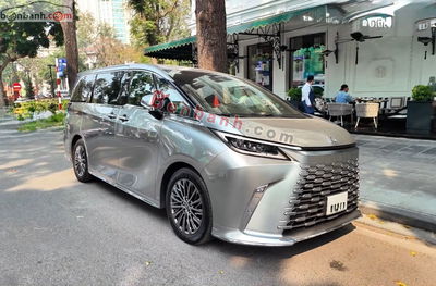 Xe Lexus LM 500h 2025