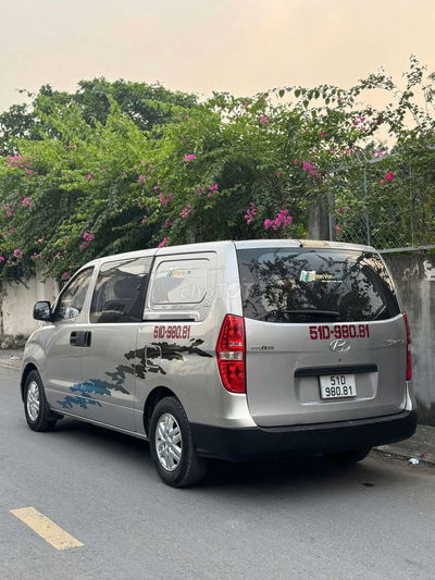 Hyundai Starex Van màu bạc