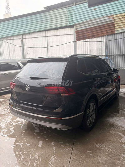 Volkswagen Tiguan màu Đen