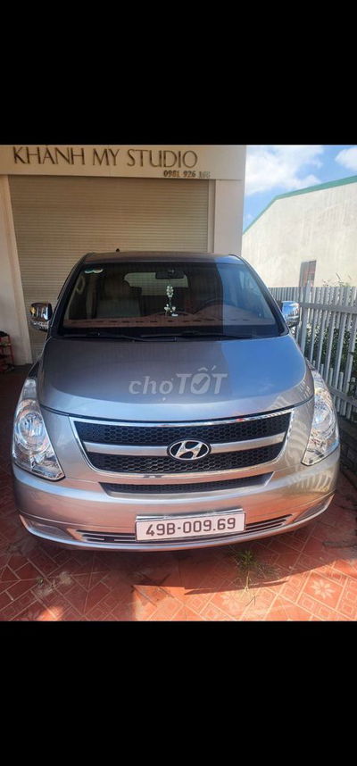 Hyundai Starex 9 chỗ Bạc