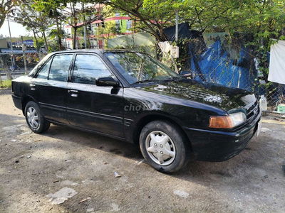 Mazda 323 màu Đen