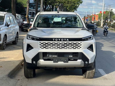 Toyota Hilux hoàn toàn mới - 1 xe ngay ***