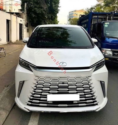 Xe Lexus LM 500h 2024