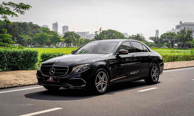 E200 Facelift 2020 màu đen, nội thất nâu sang