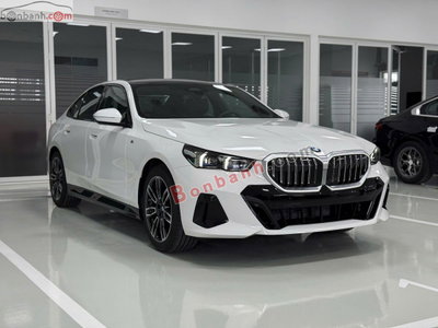Xe BMW 5 Series 530i M Sport 2025
