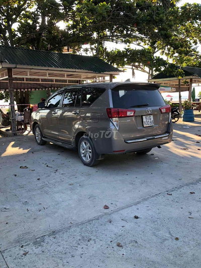 Bán xe Innova 7 chỗ nội thất nâu, đời 2018, 415tr