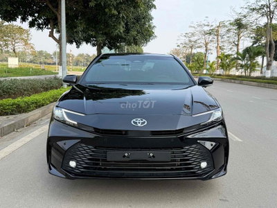 Toyota Camry 2.0Q 2025 – Màu đen siêu lướt