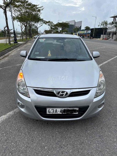 Hyundai i20 Bạc 5 chỗ