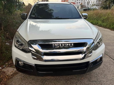 Isuzu Mu-X Trắng 7 chỗ