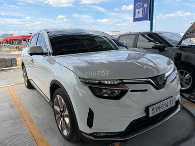 VF8 Plus trắng 2023, Gia đình sự dụng rất đẹp