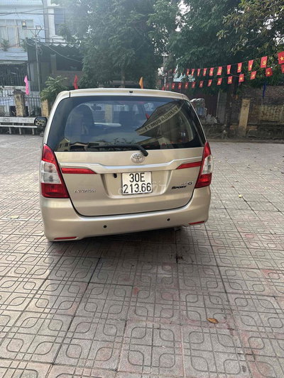 Toyota Innova 8 chỗ màu vàng cát
