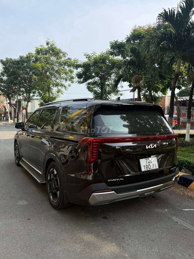 Kia Carnival 2025 Signature 5300 km