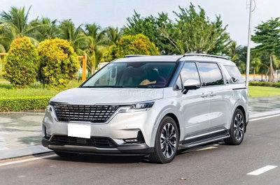 Kia Carnival 2023 Signature 2.2D 65000 km, màu bạc