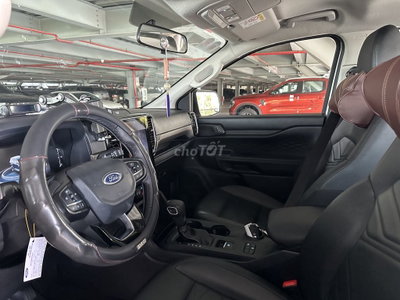 Ford Everest 2025 Ambient 4x2 Trắng