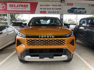 Toyota Hilux Pro 2.8(4x2) tự động-Màu vàng cam
