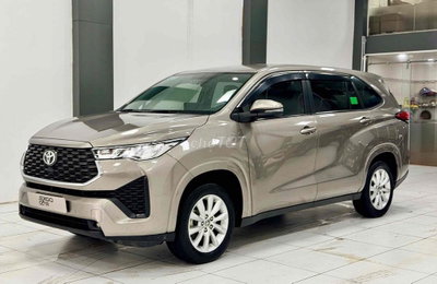 Innova Cross V 2023 qua sử dụng giá hợp lý
