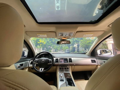Jaguar XF màu Trắng