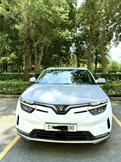 Xe điện VinFast VF8 Hoả Long 2025 Trắng