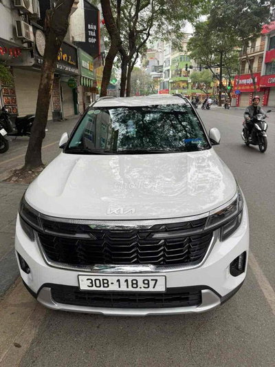 Kia Seltos 2025 Premium 1.5 AT - 25000 km
