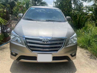 Toyota INNOVA sx2015 2.0E số sàn vàng cát gia đình