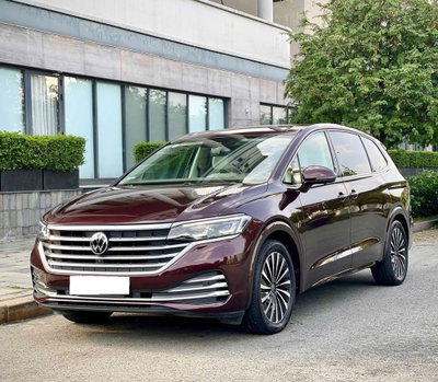Volkswagen Viloran Luxury 2024, màu đỏ rượu vang