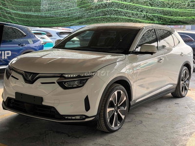 VinFast VF8 Plus 2022 màu Trắng