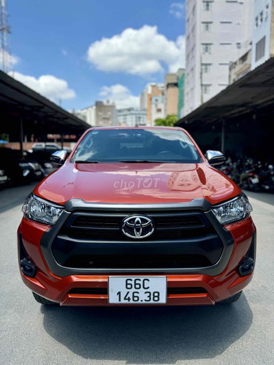 Toyota Hilux 2021 AT 1 cầu màu cam sơn zin toàn xe