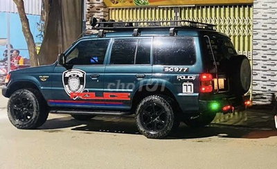 Mitsubishi Pajero Xanh