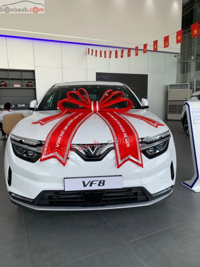 Xe VinFast VF8 Eco 2026