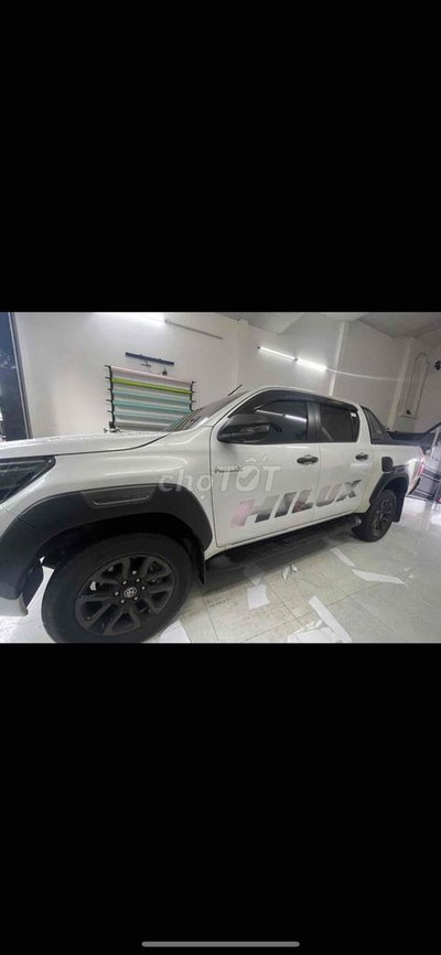 Toyota Hilux Aventur 2.8 STD Trắng