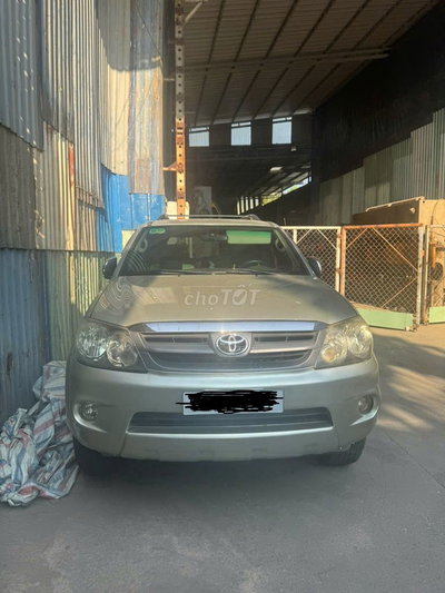 Toyota Fortuner màu Bạc