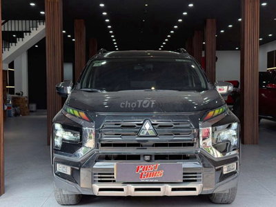 Mitsubishi Xpander Cross 2024 1.5L, màu đen,6v8