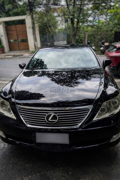 Lexus LS Đen 10.000 km