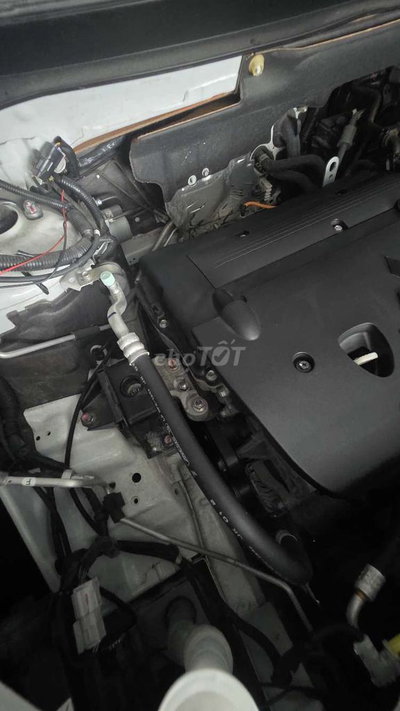 Mitsubishi Outlander Bản thiếu Trắng