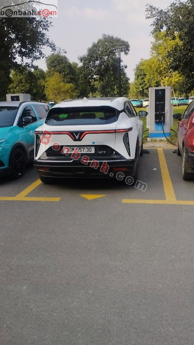 Xe VinFast VF7 Eco 2025