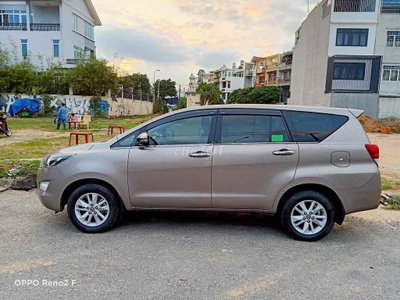 Toyota Innova 2018 màu cát