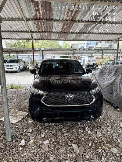 Toyota Innova Cross Đen