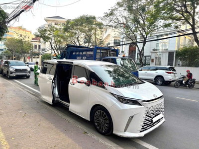 Xe Lexus LM 500h 2024