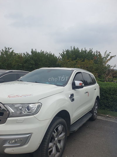 Ford Everest 7 chỗ màu Trắng