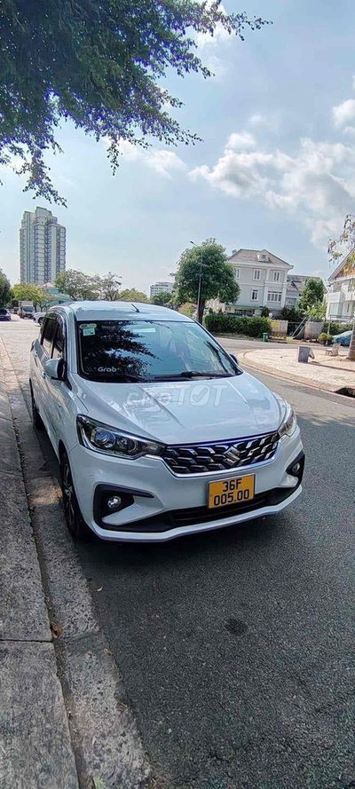 Suzuki Ertiga Trắng 7 chỗ
